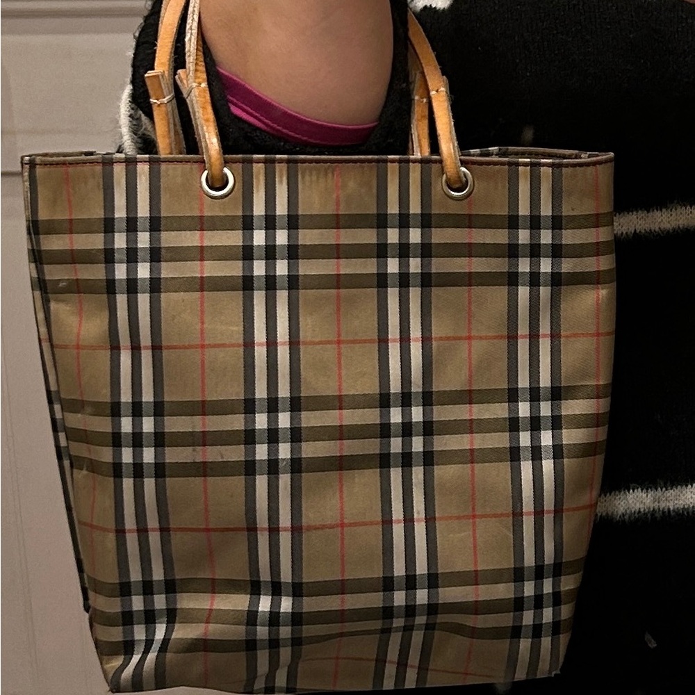 Burberry London nylon tote
Approx. 10.5x9x3.5
Cute for on the go
Made in Italy - Picture 8 of 12